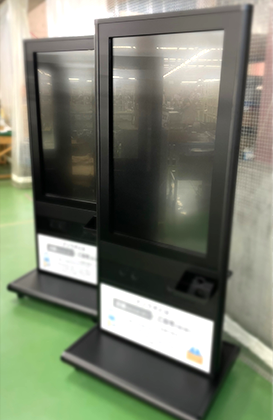 デジタルサイネージの組立・配線