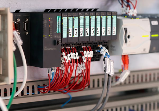 FA（ファクトリーオートメーション）機器の組立・配線