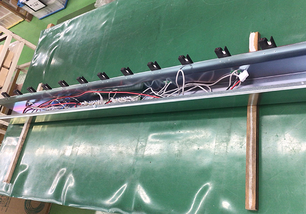  合成繊維用機械部品の組立・配線